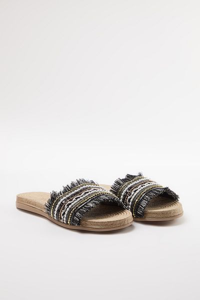 TRENDYOL SHOES Schwarze, mit Pailletten besetzte Strick-Hausschuhe für Damen - Takaw25te00001