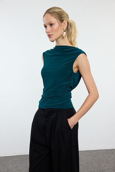Trendyol Collection Σμαραγδένια πράσινη πλεκτή μπλούζα με λαιμόκοψη και αξεσουάρ αλυσίδας και λεπτομέρεια στην πλάτη - TPRAW25BZ00004