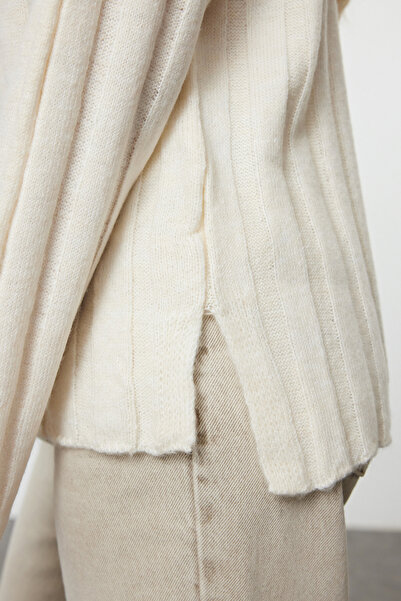 Trendyol Collection Miękki, teksturowany, zrównoważony, podstawowy sweter z dzianiny - BoneMoreTwoaw25kz00335