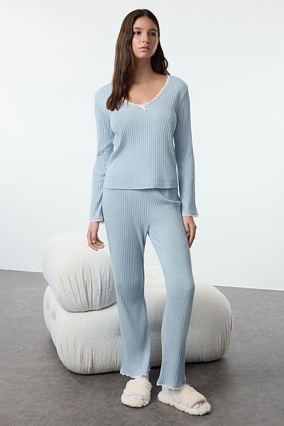 Trendyol Collection Babyblaues, geripptes, gestricktes Pyjama-Set mit Spitze und Band-/Schleifendetail THMAW25PT00044
