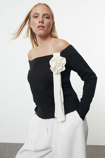 Trendyol Collection Schwarzer Strickpullover mit U-Boot-Ausschnitt - Rose Detailed Twoaw25kz00354