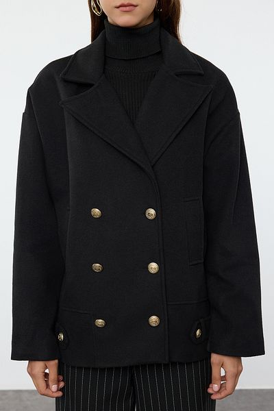 Trendyol Collection Černá krátká bunda s měkkou texturou – detail na knoflík, Twoaw25Kb00091