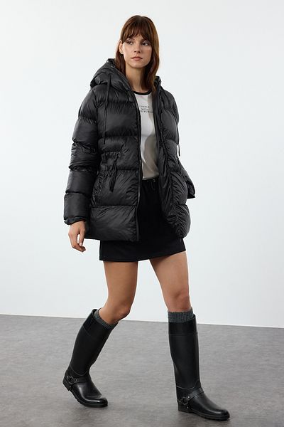 Trendyol Collection Czarna wodoodporna kurtka puchowa z kapturem - ściągacz w pasie, TWOAW25MO00164