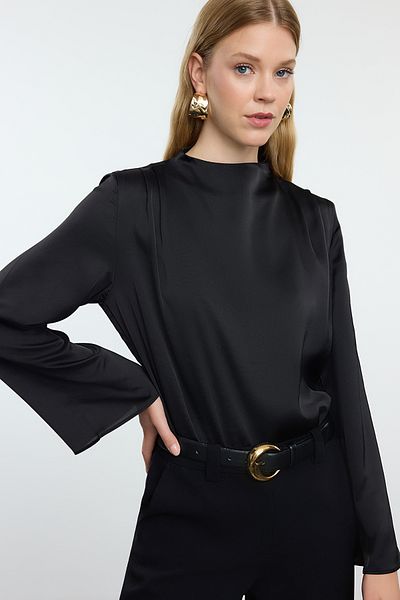 Trendyol Collection Schwarze Satinbluse mit Rundhalsausschnitt - TWOAW25BZ00040