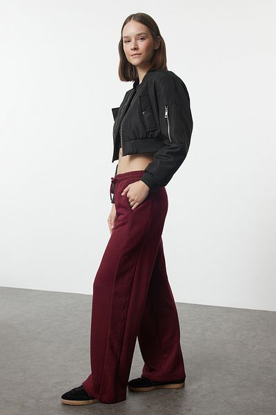 Trendyol Collection Hoch taillierte, weinrote Jogginghose mit weitem Bein und Streifendetail - Twoaw25ea00024