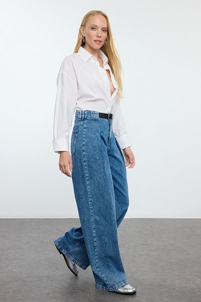 Trendyol Collection Blugi cu talie înaltă plisați cu picioare largi - albastru, cu detaliu curea TWOAW25JE00117