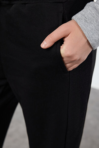 Trendyol Collection Μαύρο παντελόνι φόρμας με φαρδιά πόδια και λεπτομέρειες από ρίγα, ψηλόμεσο, TWOAW25EA00024.