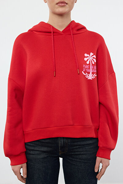 Trendyol Collection Kényelmes piros kötött pulóver - szlogen és hátoldal nyomtatott TWOAW25SW00005