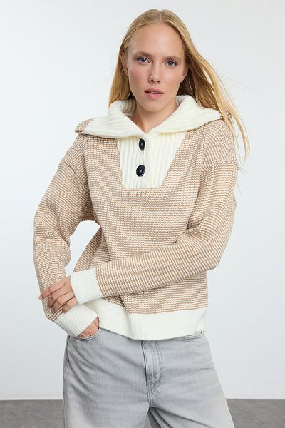 Trendyol Collection Ecru pletený svetr - detail límce, TWOAW25KZ00261