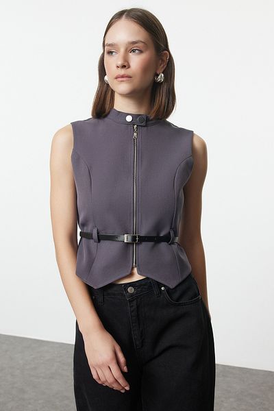 Trendyol Collection Gewebte Weste mit anthrazitfarbenem Gürtel – tailliert TWOAW25YE00067