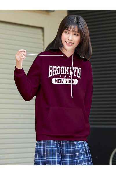 aynewmoda БРУКЛИН НЮ ЙОРК - Суитшърт с качулка и оверсайз принт, бордо