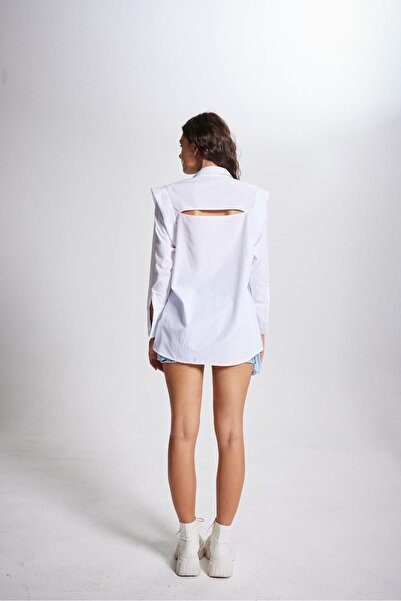 HOLLY LOLLY Vyztužená oversize košile Erni s okénkem na zádech, bílá