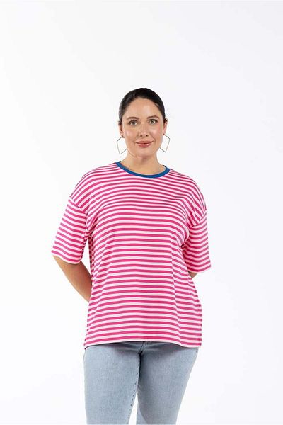 LUOKK Plus Size T-Shirt - Mila Oversize Pink Line Model