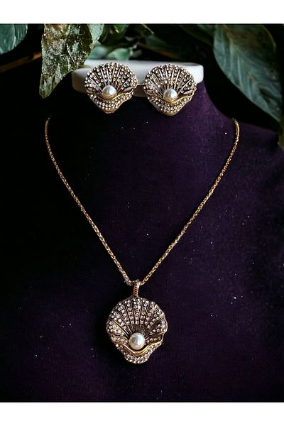 FAYRA ACCESSORIES Seashell Patterned Figure Necklace and Earring Set