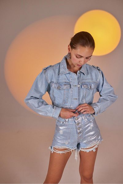 HOLLY LOLLY Maßgeschneiderte, glänzend beschichtete, glänzende Jeansjacke in Blau