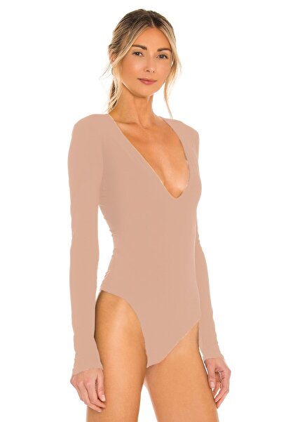 By Kul Design Γυναικείο κορμάκι από μεταξωτό ζέρσεϊ με λαιμόκοψη σε μπεζ χρώμα