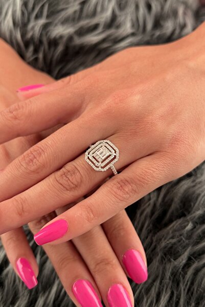 Fiyonk Kuyumculuk 14 Ayar Altın Beyaz Geniş Baget Taşlı Yüzük