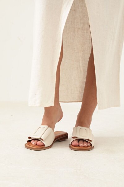 Eric Nurnberg شبشب سكارليت جلد أبيض - بإبزيم