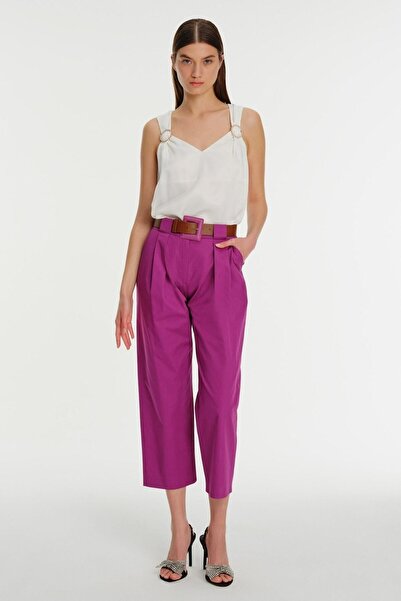 Exquise Sleeveless V-Neck Blouse