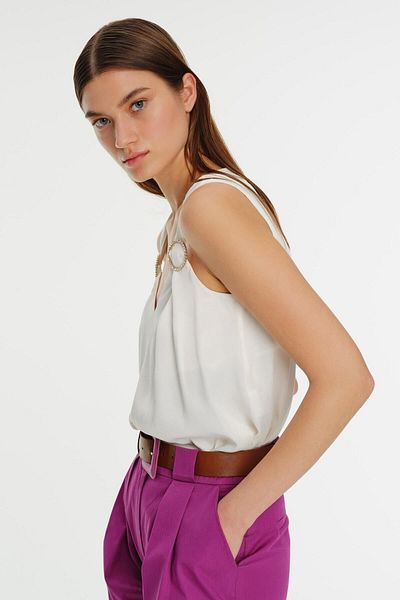 Exquise Sleeveless V-Neck Blouse