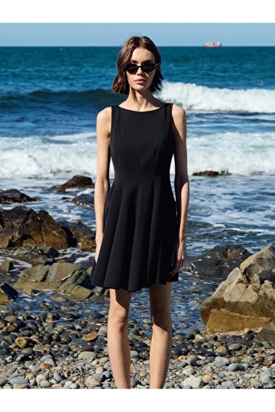 Juste Dikiş İzli Volanlı Mini Elbise Siyah