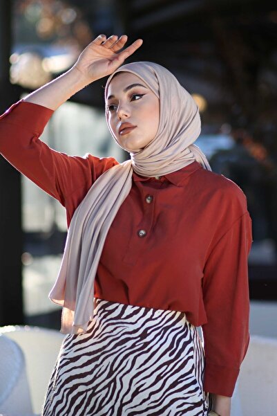 Organic Μοντέλο Hijap με χτενισμένο βαμβακερό σάλι Hijap Light Mink Hijab