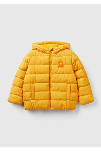 United Colors of Benetton الصبي - معطف منتفخ بشعار أصفر خردل