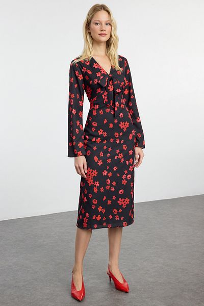 Trendyol Collection Rotes Midikleid aus Satin mit V-Ausschnitt und Blumenmuster - A-Linie mit Bindedetail Twoaw25el00237