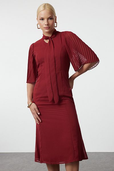 Trendyol Collection Midi-Chiffonkleid in A-Linie – Burgunderrot, plissiert und mit Bindekragen, TWOAW25EL00188