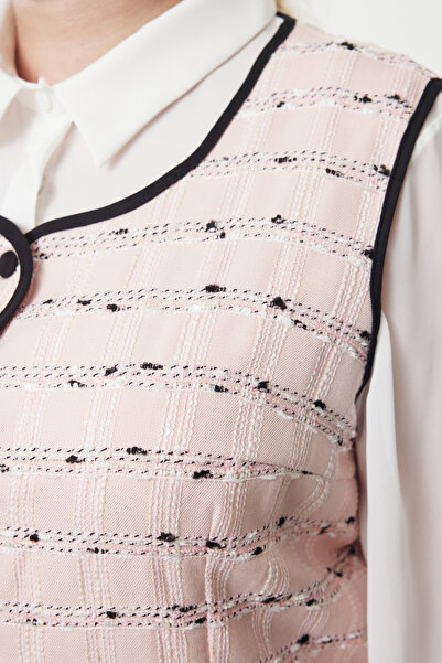 Trendyol Curve Nagy méretű rózsaszín tweed mellény - kerek nyakú, bordázott gombrészlet TBBAW25BH00002