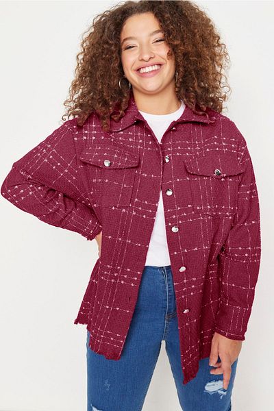 Trendyol Curve Kariertes Hemd mit Taschen in Übergröße - Burgunderroter Tweed Tbbaw23ax00009