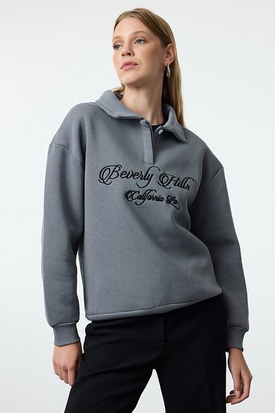 Trendyol Collection Antracitová pletená mikina s detailem výšivky – Košilový límec, Regular Fit, Silná vnitřní strana – TWOAW24SW00182