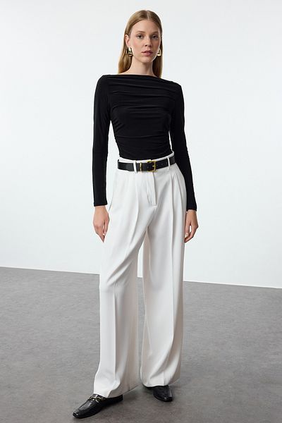 Trendyol Collection Ευέλικτη ντραπέ μαύρη πλεκτή μπλούζα - Λαιμόκοψη σκάφους, Εφαρμοσμένη TWOAW25BZ00109