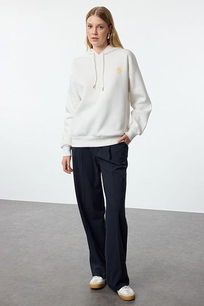 Trendyol Collection Silná a fleecová ecru mikina oversize s kapucí – potištěná, pletená TWOAW24SW00136