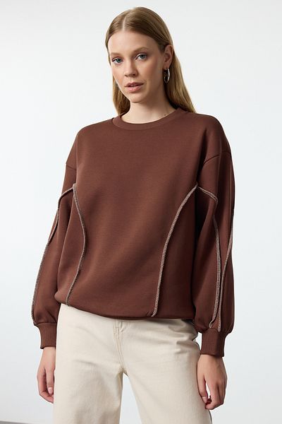 Kolekcia Trendyol Pletená mikina s Crew neck Fleece Regular Fit – hnedá, detail prešívania, hrubá vnútro – TWOAW24sw00233