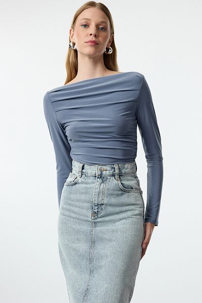 Trendyol Collection Flexibilní splývavá pletená blůza Indigo – lodičkový výstřih, vypasovaná TWOAW25BZ00109
