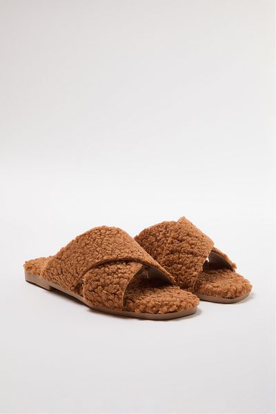 TRENDYOL SHOES Damen Hausschuhe - Hellbraun mit Felldetail und Kreuzriemen