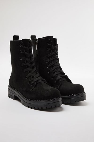 TRENDYOL SHOES Kurze, flache Damenstiefel aus schwarzem Wildleder mit Schnürung und Reißverschluss TAKAW25BO00026