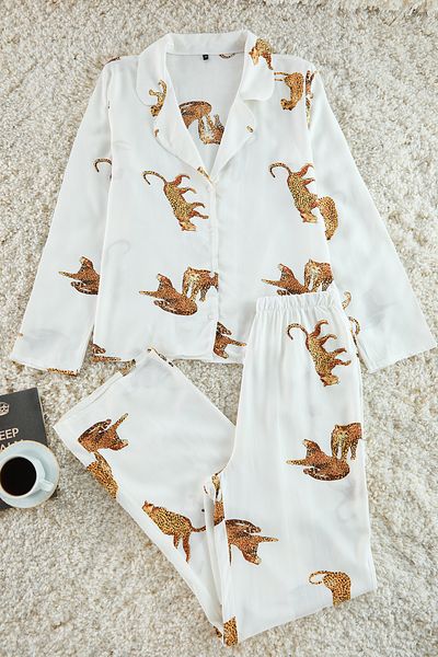 Trendyol Collection Viskose-Pyjama-Set mit Ecru-Muster – THMAW25PT00036