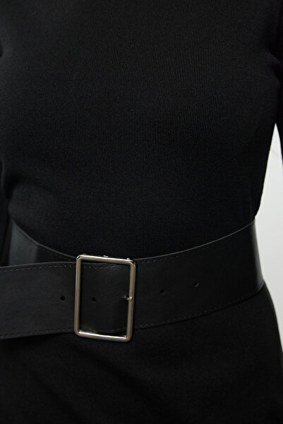 Trendyol Collection Schwarzes, merzerisiertes Premium-/Spezialgarn-Midi-Strickkleid mit Gürtel TWOAW25EL00034