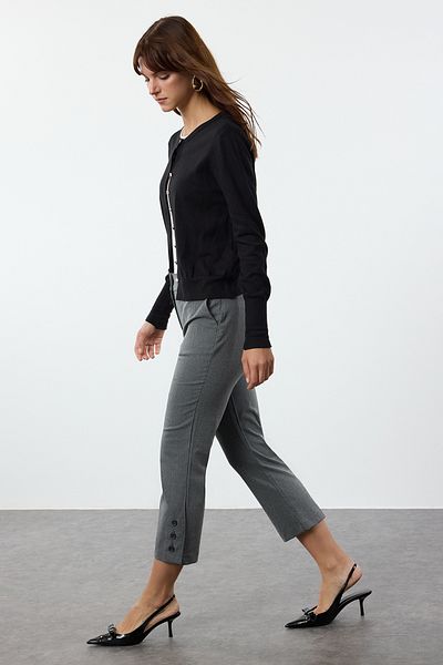 Trendyol Collection Šedé kalhoty z tkaniny Capri s knoflíky Twoaw25Pl00059