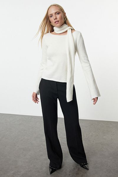 Trendyol Collection Weich strukturierter Ecru Strickpullover - Schal TWOAW25KZ00075