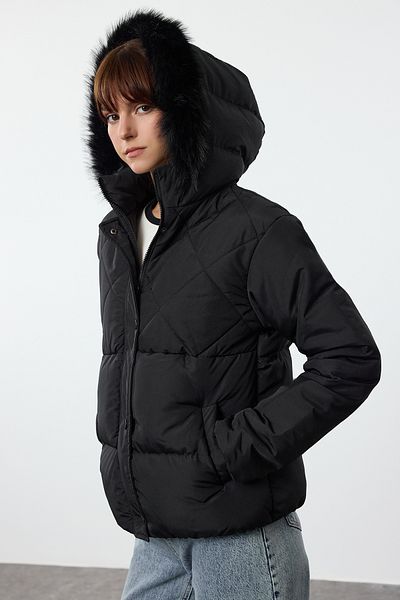 Trendyol Collection Czarna kurtka puchowa z detalami z futra - z kapturem, regularny krój Twoaw25Mo00245