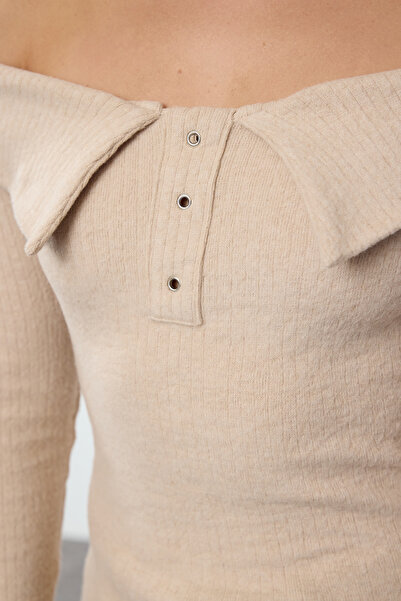 Trendyol Collection Ευέλικτη πλεκτή μπλούζα με κορδόνι - Χρώμα πέτρας, λεπτομέρεια γιακά με κουμπιά, τοποθετημένη TWOAW25BZ00172