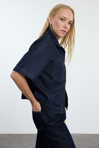 Trendyol Collection Rövid ujjú sötétkék farmer ing - TWOAW25GO00055