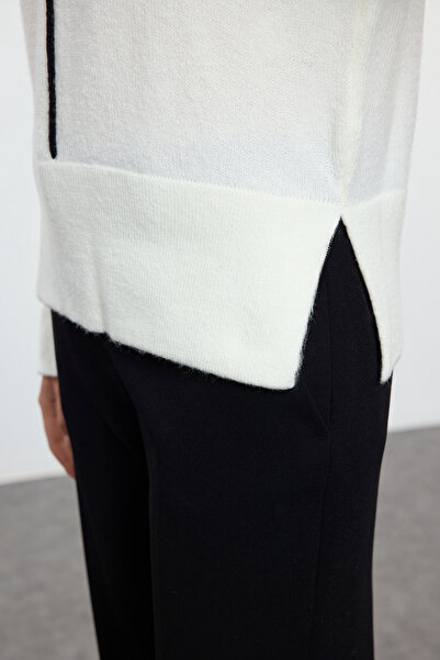 Kolekcia Trendyol Pletený sveter Crew Neck Ecru - mäkká textúra, farebný blok Twoaw25kz00318