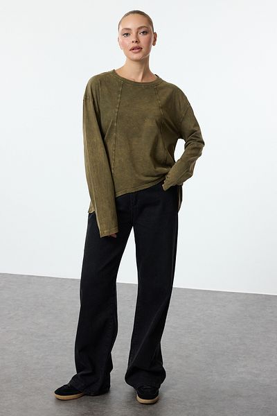 Trendyol Collection Asymetrické pletené triko s khaki výstřihem – bledý efekt a detail prošívání, TWOAW25TS00011