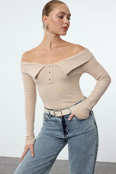 Trendyol Collection Ευέλικτη πλεκτή μπλούζα με κορδόνι - Χρώμα πέτρας, λεπτομέρεια γιακά με κουμπιά, τοποθετημένη TWOAW25BZ00172