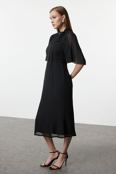Trendyol Collection Schwarzes Chiffon-Midikleid in A-Linie – plissiert und mit Kragen, Schnürdetail, gefüttert, Winterkleid TWOAW25EL00188