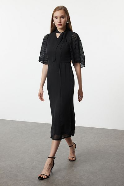 Trendyol Collection Schwarzes Chiffon-Midikleid in A-Linie – plissiert und mit Kragen, Schnürdetail, gefüttert, Winterkleid TWOAW25EL00188